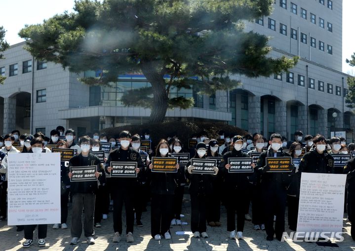 [청주=뉴시스] 조성현 기자 = 충북대학교 의과대학 비상대책위원회는 8일 오후 충북대 본관 앞에서 의과대학 증원 요청 철회를 촉구하는 침묵시위를 하고 있다. 2024.03.08. jsh0128@newsis.com 