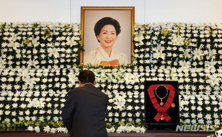 [서울=뉴시스] 조성우 기자 = 8일 오전 서울 종로구 서울대학교병원 장례식장에 고 김영삼 전 대통령 부인 손명순 여사 빈소가 마련되어 있다. 2024.03.08. xconfind@newsis.com