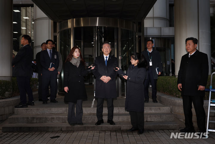 [서울=뉴시스] 고승민 기자 = 이재명 더불어민주당 대표가 8일 서울중앙지방법원에서 열린 공직선거법 관련 공판에 출석하던 중 뒤를 돌아 취재진에게 발언하고 있다. 2024.03.08. kkssmm99@newsis.com