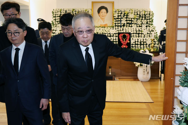 [서울=뉴시스] 조성우 기자 = 류진 한국경제인협회 회장이 8일 오전 서울 종로구 서울대학교병원 장례식장에 마련된 고 김영삼 전 대통령 부인 손명순 여사 빈소를 찾아 조문한 뒤 나오고 있다. 2024.03.08. xconfind@newsis.com