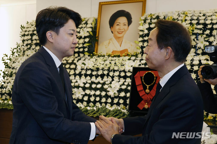 [서울=뉴시스] 조성우 기자 = 이준석 개혁신당 대표가 8일 오후 서울 종로구 서울대학교병원 장례식장에 마련된 고 김영삼 전 대통령 부인 손명순 여사 빈소를 조문한 뒤 차남 김현철 김영삼대통령기념재단 이사장과 인사를 나누고 있다. (공동취재) 2024.03.08. photo@newsis.com