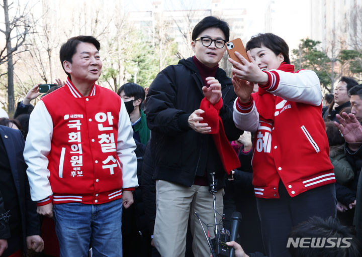 [성남=뉴시스] 조성봉 기자= 한동훈 국민의힘 비상대책위원장과 안철수, 김은혜 국회의원 후보가 8일 오전 재건축 추진 아파트단지인 경기 성남시 양지금호1단지아파트를 방문해 시민들과 인사한 뒤 셀카를 찍고 있다.(공동취재) 2024.03.08. photo@newsis.com