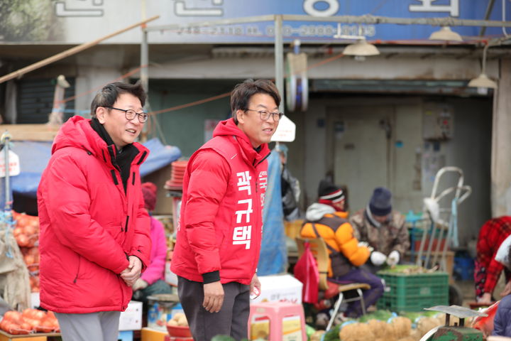 [부산=뉴시스] 서·동구 지역에 출마한 곽규택 변호사(오른쪽)는 9일 영화 '친구'의 감독이자 형인 곽경택 감독(왼쪽)이 지원유세를 펼쳤다고 밝혔다. *재판매 및 DB 금지