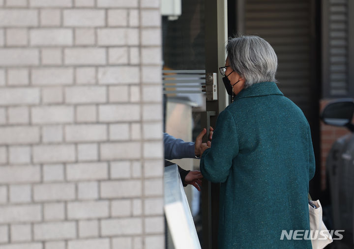 [서울=뉴시스] 김명년 기자 = 지난 9일 밤 서울 모처에서 열린 전국의과대학 교수협의회 긴급총회에서 한 교수가 회의장으로 들어가고 있다. 2024.03.09. kmn@newsis.com