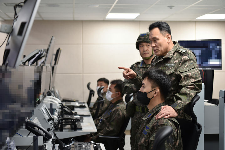 [서울=뉴시스] 조수정 기자 = 김명수 합동참모의장이 10일 제2한국형미사일방어(KAMD)작전센터에서 대탄도탄작전태세를 점검하고 있다 (사진=합동참모본부 제공) 2024.03.10. photo@newsis.com *재판매 및 DB 금지