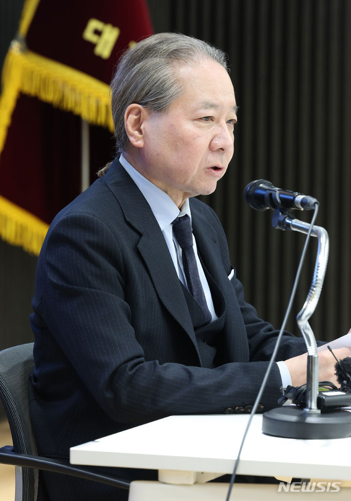 [서울=뉴시스] 김금보 기자 = 주수호 대한의사협회 비상대책위원회 언론홍보위원장이 12일 오후 서울 용산구 대한의사협회에서 '의대정원 증원 저지를 위한 비상대책위원회 정례 브리핑'을 통해 발언을 하고 있다. 2024.03.12. kgb@newsis.com