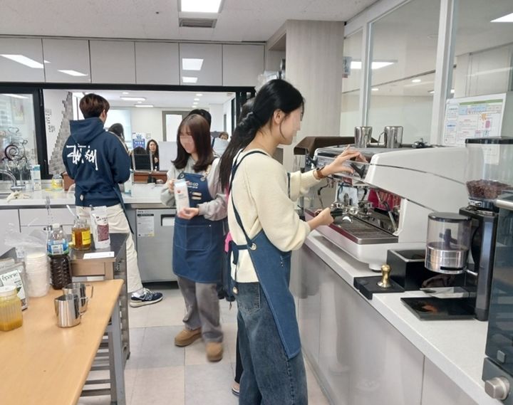 [함안=뉴시스]함안군 학교밖청소년지원센터 직업체험장 ‘카페 망-고’운영 개시.2024.03.12.(사진=함안군 제공) photo@newsis.com *재판매 및 DB 금지