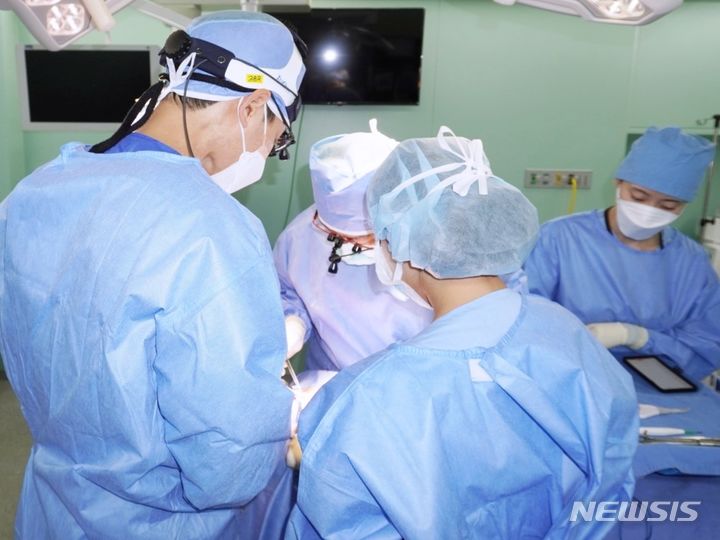 [인천=뉴시스] 남인철 인천성모병원 이비인후과 교수(왼쪽 두번째)가 동종 성체줄기세포 기반 3D 바이오프린팅 인공 기관 이식수술을 하고 있다. (사진=인천성모병원 제공)