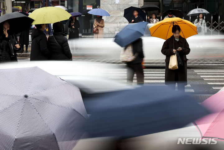 [서울=뉴시스] 정병혁 기자 = 비가 내리고 있는 12일 서대문구 홍제역 인근에서 우산을 쓴 시민들이 신호등을 기다리고 있다. 2024.03.12. jhope@newsis.com