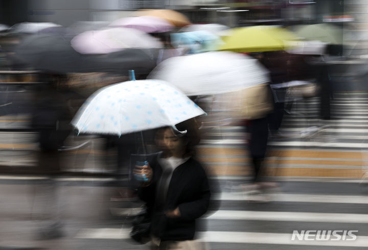 [서울=뉴시스] 정병혁 기자 = 비가 내리고 있는 지난 12일 서대문구 홍제역 인근에서 우산을 쓴 시민들이 이동하고 있다. 2024.03.12. jhope@newsis.com