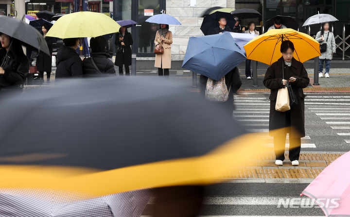 [서울=뉴시스] 정병혁 기자 = 비가 내리고 있는 12일 서대문구 홍제역 인근에서 우산을 쓴 시민들이 신호등을 기다리고 있다. 2024.03.12. jhope@newsis.com