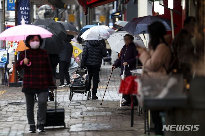 [서울=뉴시스] 정병혁 기자 = 비가 내리고 있는 12일 서대문구 홍제역 인근에서 우산을 쓴 시민들이 이동하고 있다. 2024.03.12. jhope@newsis.com