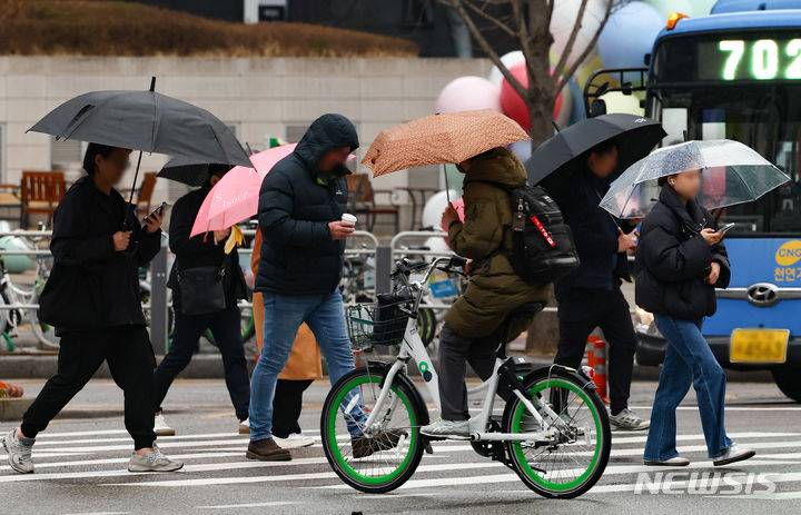 [서울=뉴시스] 황준선 기자 = 비가 내린 12일 오전 서울 중구 을지로에서 우산을 쓴 시민들이 발걸음을 옮기고 있다. 2024.03.12. hwang@newsis.com