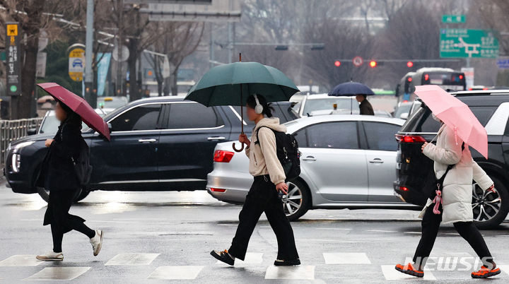 [서울=뉴시스] 황준선 기자 = 비가 내린 12일 오전 서울 중구 을지로에서 우산을 쓴 시민들이 발걸음을 옮기고 있다. 2024.03.12. hwang@newsis.com