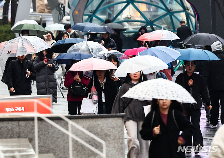 [서울=뉴시스] 김근수 기자 = 월요일인 오는 25일은 오후부터 전국에 비가 내리겠고 강원내륙·산지, 경북북동산지에는 눈도 내릴 가능성이 있겠다. 사진은 지난 12일 오후 서울 강남구 강남역 사거리 인근에서 우산을 쓴 시민들이 이동하고 있는 모습. 2024.03.12. ks@newsis.com