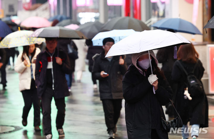 [서울=뉴시스] 김근수 기자 = 금요일인 오는 22일은 오후부터 수도권 등 중부지방을 중심으로 비가 시작돼 밤에 전국으로 확대되겠다. 사진은 지난 12일 오후 서울 강남구 강남역 사거리 인근에서 우산을 쓴 시민들이 이동하고 있는 모습. 2024.03.12. ks@newsis.com