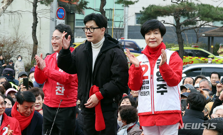 [서울=뉴시스] 이영환 기자 = 한동훈 국민의힘 비상대책위원장과 김영주 영등포갑, 박용찬 영등포을 후보가 12일 오후 서울 영등포구 타임스퀘어 광장에서 지지자들에게 인사를 하고 있다. 2024.03.12. (공동취재) 2024.03.12. photo@newsis.com