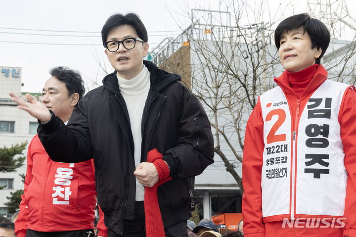 [서울=뉴시스] 이영환 기자 = 한동훈 국민의힘 비상대책위원장이 12일 오후 서울 영등포구 타임스퀘어 광장에서 시민들에게 지지를 호소하고 있다. 2024.03.12. (공동취재) 2024.03.12. photo@newsis.com