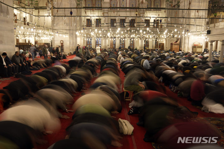 [이스탄불=AP/뉴시스] 무슬림들이 11일(현지시간) 튀르키예 이스탄불 파티흐 모스크에서 기도를 하고 있다. 2024.03.13.