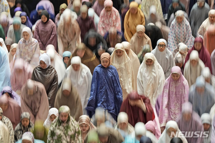 [자카르타=AP/뉴시스] 무슬림들이 11일(현지시간) 인도네시아 자카르타 이스티크랄 모스크에서 열린 라마단 전야제 기도회에 참석해 있다. 2024.03.13.