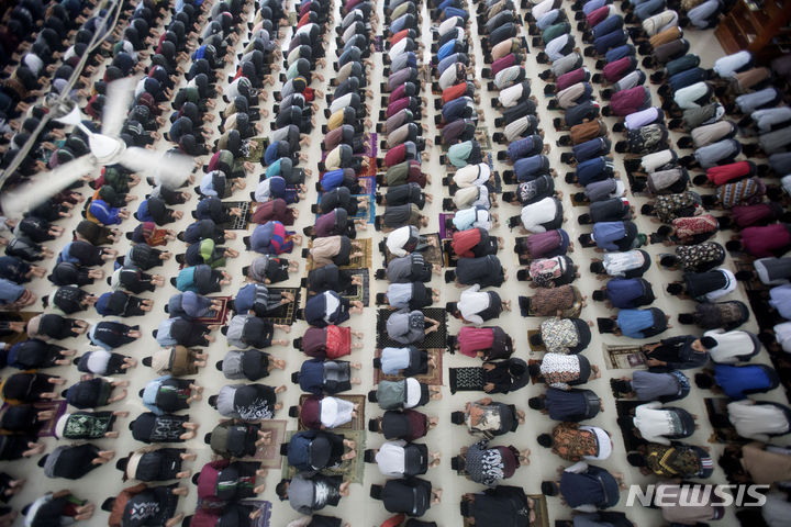 [메단=AP/뉴시스] 12일(현지시각) 인도네시아 수마트라 북부 메단의 이슬람 학교에서 학생들이 라마단 기도를 하고 있다. 2024.03.13.