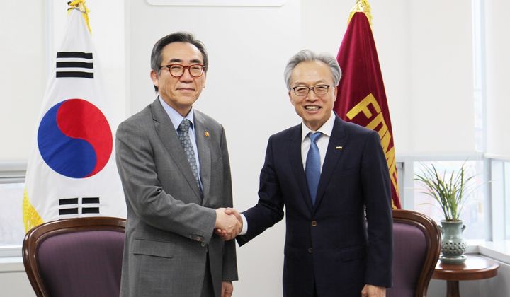 조태열 외교부 장관(왼쪽부터), 최진식 한국중견기업연합회 회장. (사진=한국중견기업연합회 제공) 2024.03.13. photo@newsis.com *재판매 및 DB 금지