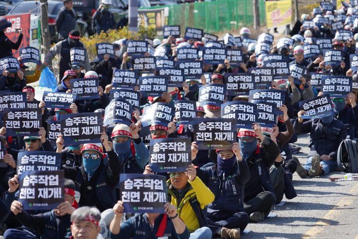 [나주=뉴시스] 민주노총 전국건설노동조합 전기분과위원회는 13일 전남 나주 한전 본사 앞에서 생존권 쟁취를 위한 결의대회를 열었다. (사진=민주노총 건설노조 제공) 2024.03.13. photo@newsis.com *재판매 및 DB 금지