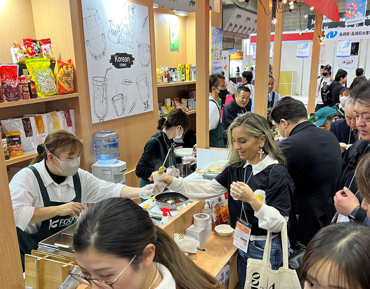 '2024 도쿄 국제식품박람회(FOODEX)'에 꾸려진 통합한국관이 관람객들로 북적이고 있다. (사진=aT 제공) photo@newsis.com *재판매 및 DB 금지