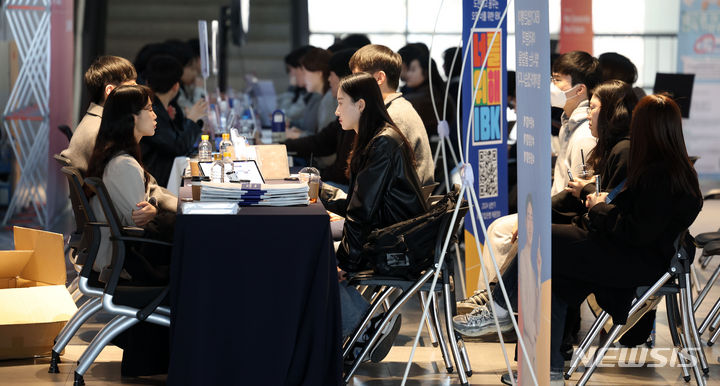 [서울=뉴시스] 김선웅 기자 = 상반기 기업 채용이 진행 중인 13일 서울 동작구 중앙대학교에서 학생들이 주요 기업의 채용 상담을 받고 있다. 2024.03.13. mangusta@newsis.com