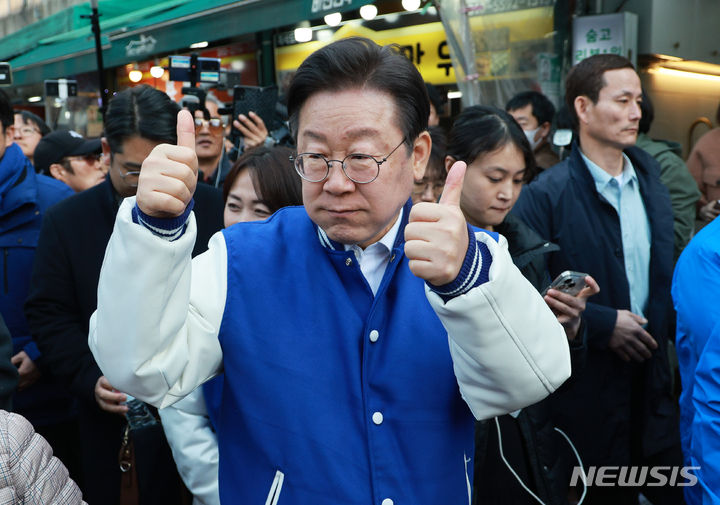 [서울=뉴시스] 고범준 기자 = 이재명 더불어민주당 대표가 4·10 총선을 앞두고 13일 오후 서울 용산구 용문시장을 방문해 시민들에게 인사를 하고 있다. 2024.03.13. bjko@newsis.com