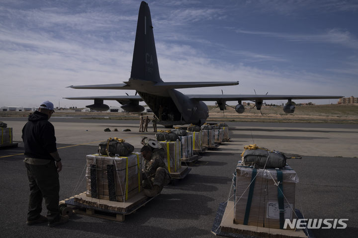 [암만= AP/뉴시스] 요르단의 한 비행장에서 가자지구에 투하할 구호품을 싣고 있는 미군 수송기. 2024. 04. 15.  