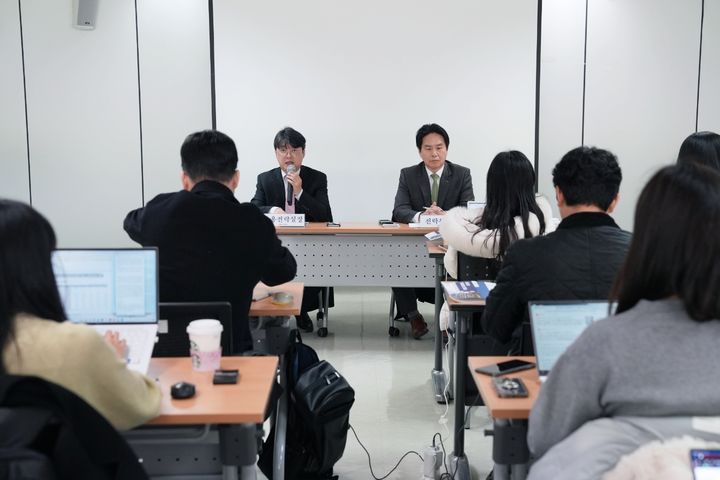 국민연금공단이 기자설명회를 열고 지난해 기금 운용 성과를 발표하고 있다. 왼쪽부터 손협 국민연금 운용지원실장과 이석원 전략부문장. (사진=국민연금공단 제공) *재판매 및 DB 금지