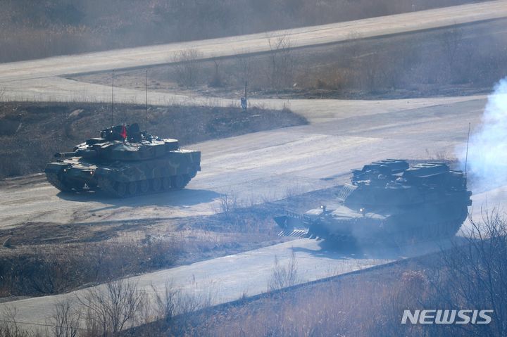 [포천=뉴시스] 사진공동취재단 = 14일 오전 경기도 포천 승진훈련장에서 '24 FS/TIGER 일환으로 실시된 한미연합 통합화력훈련에서 육군 수도기계화보병사단의 K1A2전차와 미군 M1150 ABV가 기동하고 있다. 2024.03.14. photo@newsis.com