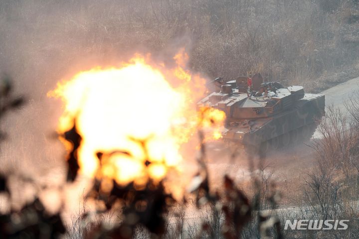 [포천=뉴시스] 사진공동취재단 = 14일 오전 경기도 포천 승진훈련장에서 '24 FS/TIGER 일환으로 실시된 한미연합 통합화력훈련에서 육군 수도기계화보병사단의 K1A2전차가 사격하고 있다. 2024.03.14. photo@newsis.com