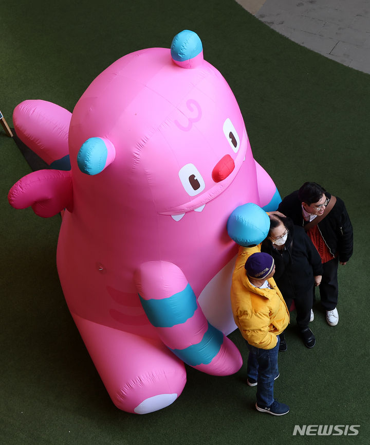 [서울=뉴시스] 김명년 기자 = 14일 오후 서울 종로구 인사동 '안녕, 인사동'에 해치 아트벌룬이 관광객들 눈길을 끌고 있다. 서울시는 새로운 시의 상징 캐릭터 해치를 알리기 위해 남산, 광화문, 성수, 홍대 등 시내 곳곳에서 '해치 깜짝 출몰 이벤트'를 진행한다. 2024.03.14. kmn@newsis.com