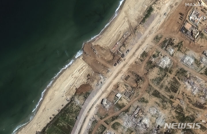 [가자지구=AP/뉴시스] 막사 테크놀로지스가 제공한 위성 사진에 지난 3월12일(현지시각) 가자지구 남쪽 가자 해안에 새로운 부두가 건설 중인 모습이 보인다. 2024.05.23.