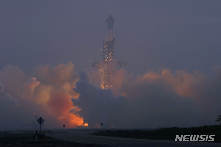 [보카치카=AP/뉴시스] 14일(현지시각) 미국 텍사스주 남부 보카치카 스타베이스에서 스페이스X의 인류 최대 규모 로켓 '스타십'이 발사되고 있다. 2024.03.15.