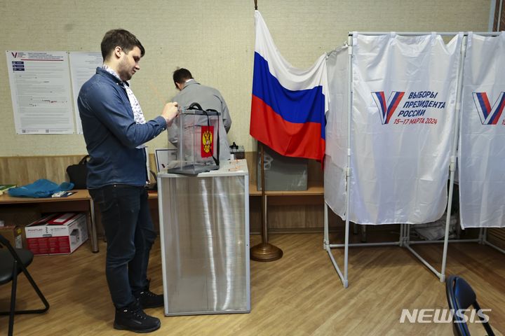 [블라디보스토크=AP/뉴시스] 15일(현지시각) 러시아 블라디보스토크의 투표소에서 한 남성이 투표를 하고 있다. 블라디미르 푸틴 대통령의 재선이 확실시되는 러시아 대선 투표가 이날부터 3일간 이어진다. 2024.03.15.