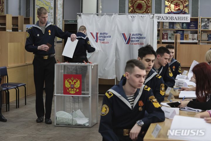 [블라디보스토크=AP/뉴시스] 15일(현지시각) 러시아 블라디보스토크의 투표소에서 대학생들이 투표에 참여하고 있다. 블라디미르 푸틴 대통령의 재선이 확실시되는 러시아 대선 투표가 이날부터 3일간 이어진다. 2024.03.15.
