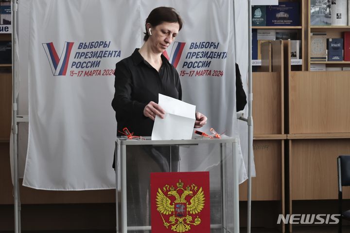 [블라디보스토크=AP/뉴시스] 15일(현지시각) 러시아 모스크바 동쪽 6418㎞ 떨어진 블라디보스토크의 한 투표소에서 주민들이 투표하고 있다. 블라디미르 푸틴 대통령의 재선이 확실시되는 러시아 대선 투표가 이날부터 3일간 이어진다. 2024.03.15.