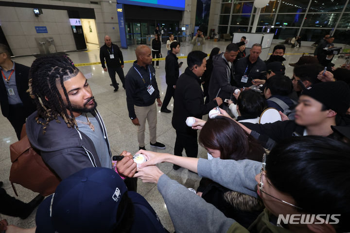 [인천공항=뉴시스] 김진아 기자 = 미국 메이저리그(MLB) '월드투어 서울 시리즈'에 출전하는 샌디에이고 파드리스 페르난도 타티스 주니어가 15일 새벽 인천국제공항 제1여객터미널을 통해 입국, 팬들에게 사인을 하고 있다. 2024.03.15. bluesoda@newsis.com