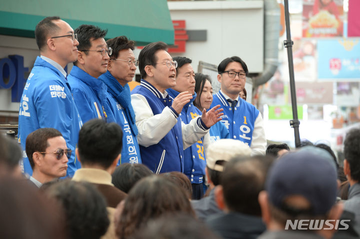 [울산=뉴시스] 배병수 기자 = 더불어민주당 상임공동선거대책위원장인 이재명 당 대표가 15일 울산시 남구 수암시장을 방문, 시민들에게 지지를 호소하고 있다. 2024.03.15. bbs@newis.com