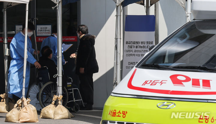 [서울=뉴시스] 권창회 기자 = 전공의들의 이탈로 의료공백이 장기화되는 가운데 15일 서울 시내 대학병원 응급실에 병상 포화로 진료 불가 안내문이 걸려있다.2024.03.15. kch0523@newsis.com