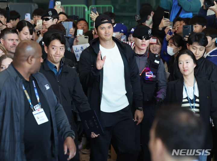 [인천공항=뉴시스] 김진아 기자 = 미국 메이저리그(MLB) '월드투어 서울 시리즈'에 출전하는 LA 다저스 오타니 쇼헤이가 15일 오후 인천국제공항 제1여객터미널을 통해 입국하고 있다. 2024.03.15. bluesoda@newsis.com