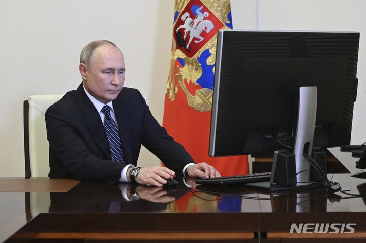 [모스크바=AP/뉴시스] 블라디미르 푸틴 러시아 대통령이 15일(현지시각) 모스크바 외곽 노보-오가료보 관저의 집무실에서 컴퓨터로 온라인 투표를 하고 있다. 러시아는 올해 대선에서 전자 투표를 처음 도입했다. 2024.03.16.