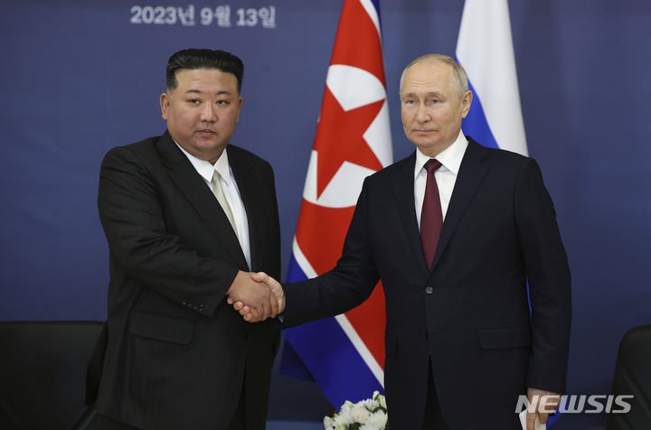 [보스토니치 우주기지(러시아)=AP/뉴시스]블라디미르 푸틴 러시아 대통령(오른쪽)과 김정은 북한 국무위원장이 2023년 9월13일 러시아 동부 블라고베셴스크에서 약 200㎞ 떨어진 치올코프스키시 외곽 보스토치니 우주기지에서 만나 악수하고 있다. 2024.05.09.