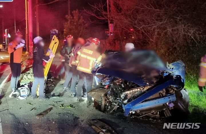 [제주=뉴시스] 15일 오후 제주시 한림읍 소재 교차로에서 음주운전 차량이 전신주를 들이받는 사고가 발생해 소방당국이 인명 구조에 나서고 있다. (사진=제주소방안전본부 제공) 2024.03.16. photo@newsis.com