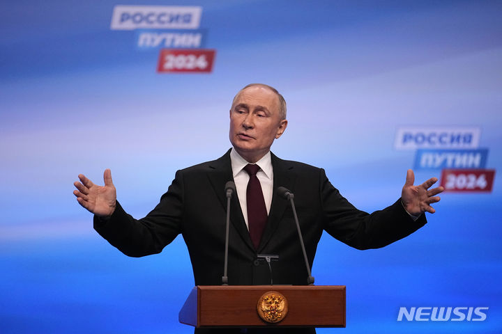 [모스크바=AP/뉴시스] 대선을 마친 블라디미르 푸틴 러시아 대통령이 18일 새벽(현지시각) 모스크바에 있는 선거운동본부를 찾아 연설하고 있다. 2024.03.18.