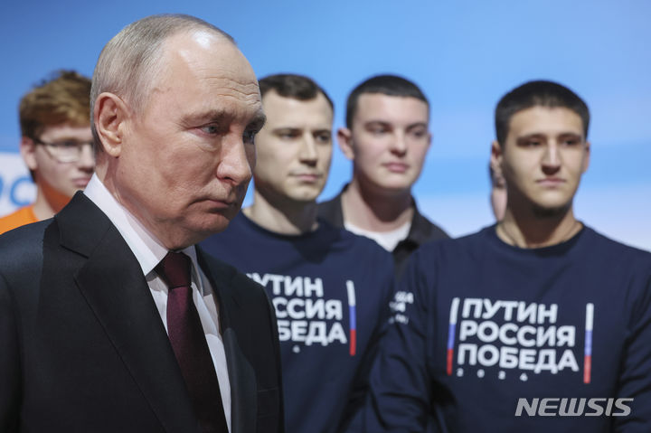 [모스크바=AP/뉴시스] 대선을 마친 블라디미르 푸틴(왼쪽) 러시아 대통령이 17일(현지시각) 모스크바에 있는 선거운동본부를 찾아 이동하고 있다. 2024.03.18.