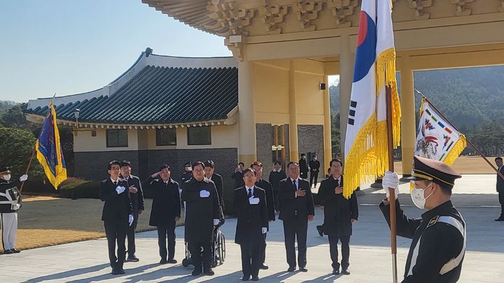 [대전=뉴시스] 조명휘 기자 = 국민의힘 대전 총선후보 7명이 18일 오전 공천이 마무리된 뒤 첫 일정으로 대전현충원을 방문해 참배하고 있다. (사진= 국민의힘 제공) 2024.03.18. photo@newsis.com *재판매 및 DB 금지